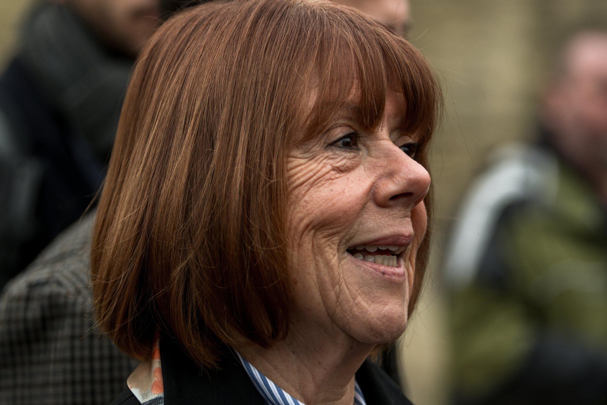 Massivägistamise ohver Gisèle Pelicot paneb läbielatu kaante vahele. „Loodan, et ükski vägistamisohver ei pea kunagi häbi tundma“