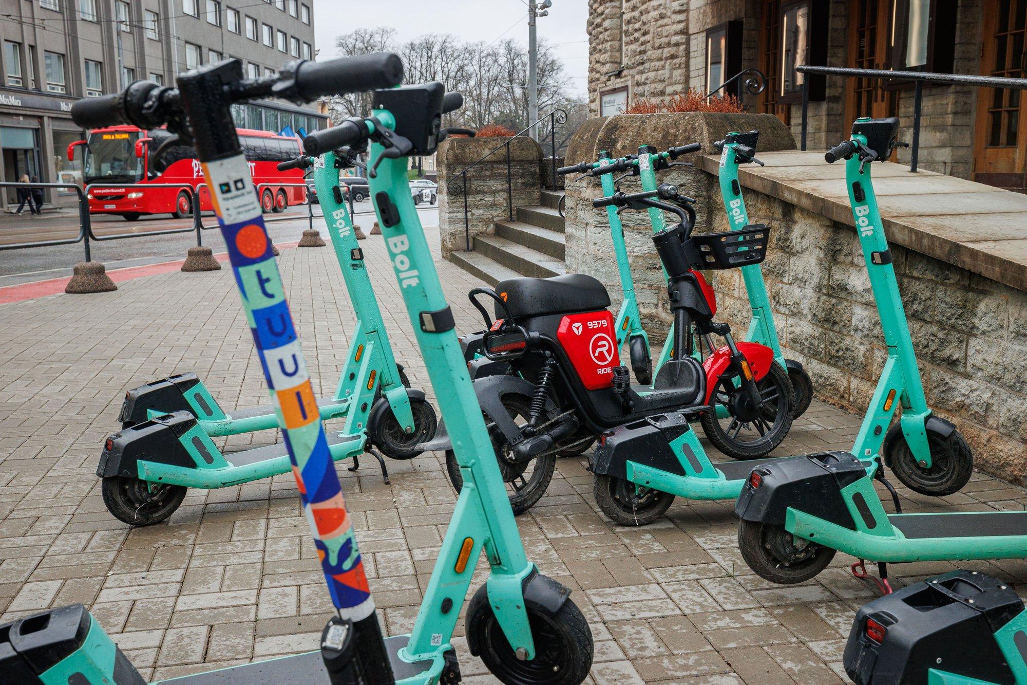 Päev liikluses: Bolti tõuksi juhtinud noormees sõitis ette Bolti taksole ja sai viga