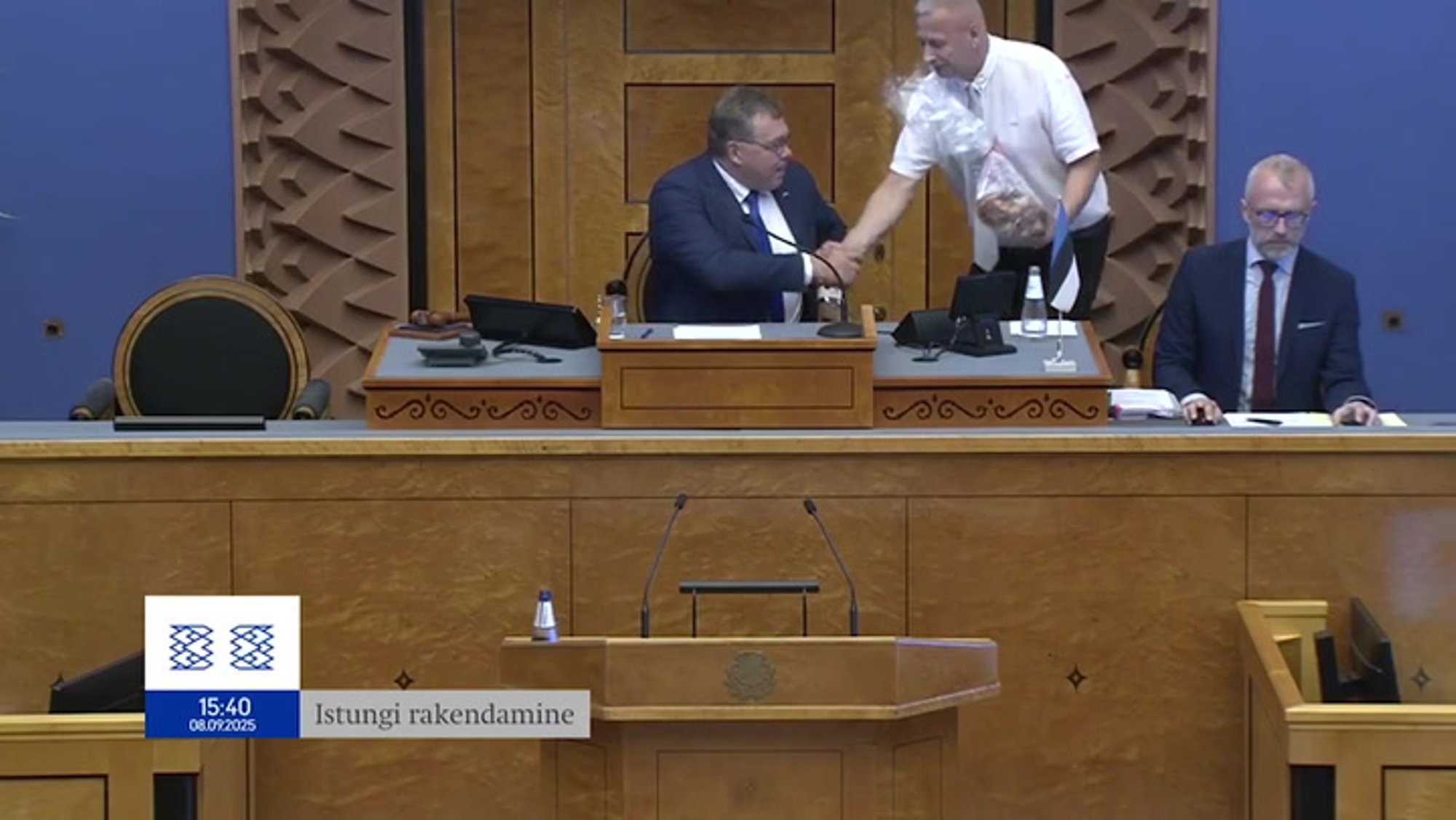 VIDEO | Solvunud Kalle Grünthal kinkis keset riigikogu istungit Lauri Hussarile seapea