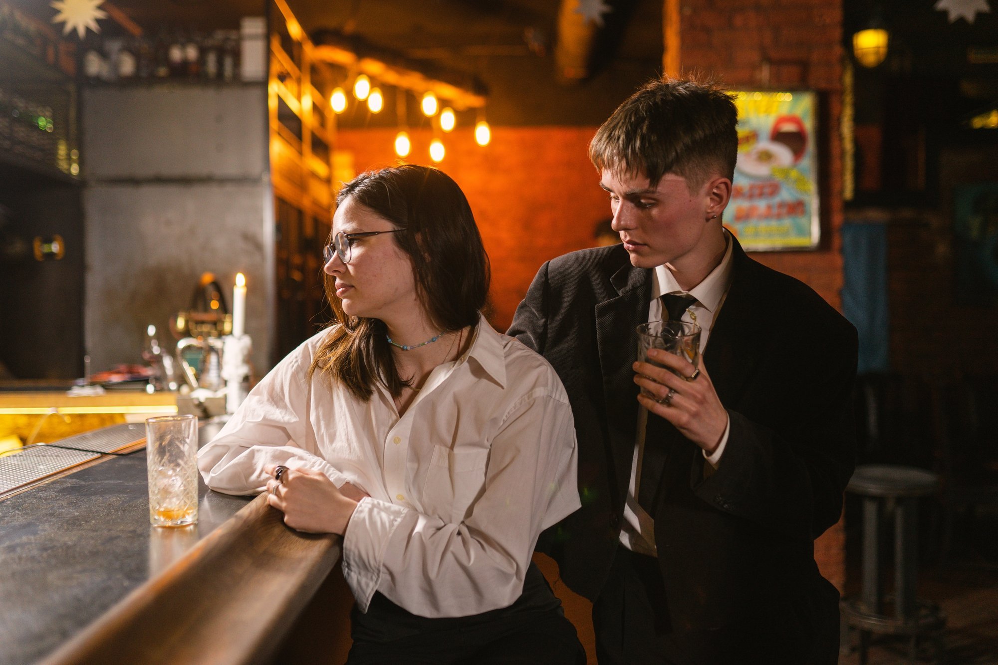 Kas lihtsalt häbelik või hoopiski veidrik, kellest kindlasti eemale hoida? 10 märki, mis näitavad, millise mehega on tegu