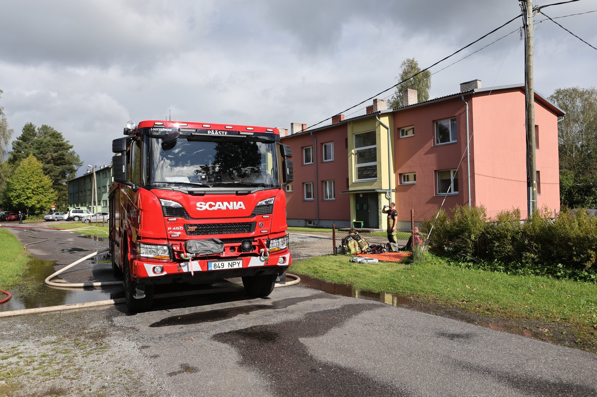 FOTOD | Paikuse alevikus põles maja, keegi viga ei saanud