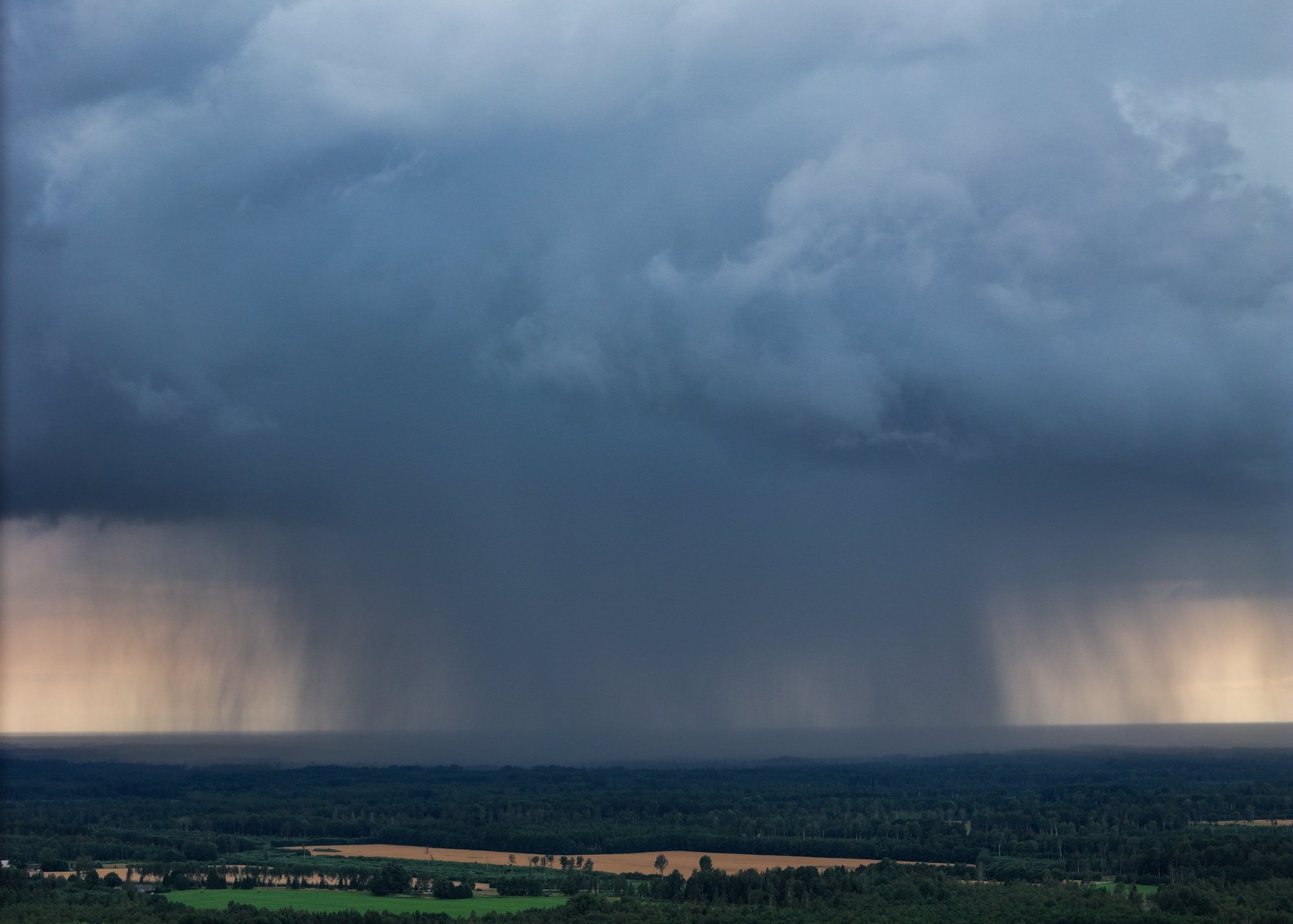 Üle Eesti liiguvad äikese- ja vihmapilved. Keskkonnaagentuur andis välja esimese taseme hoiatuse
