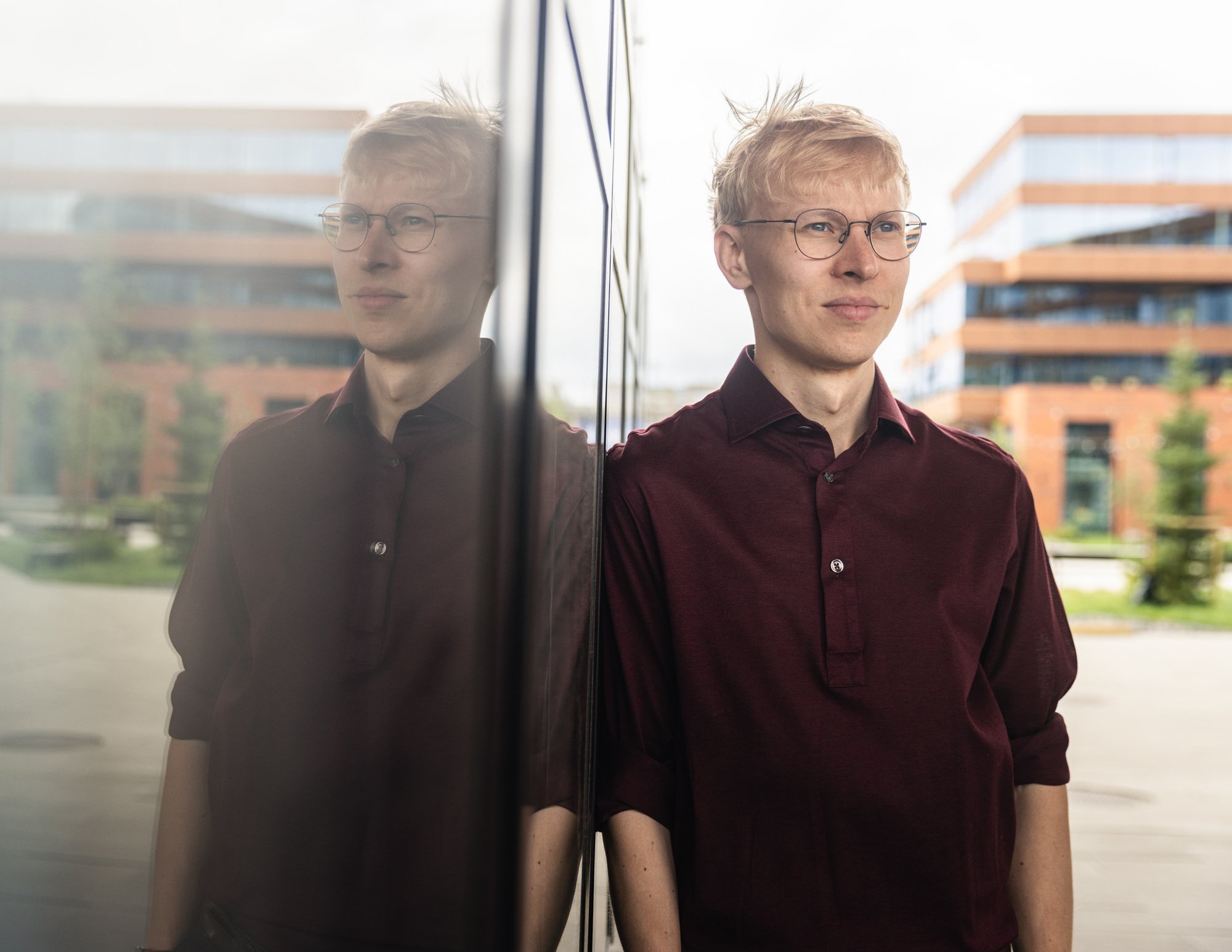 Dirigent Henri Christofer Aaviku tõsise käevigastuse tõttu asendab teda Pärnu linnaorkestri ees Jaan Ots