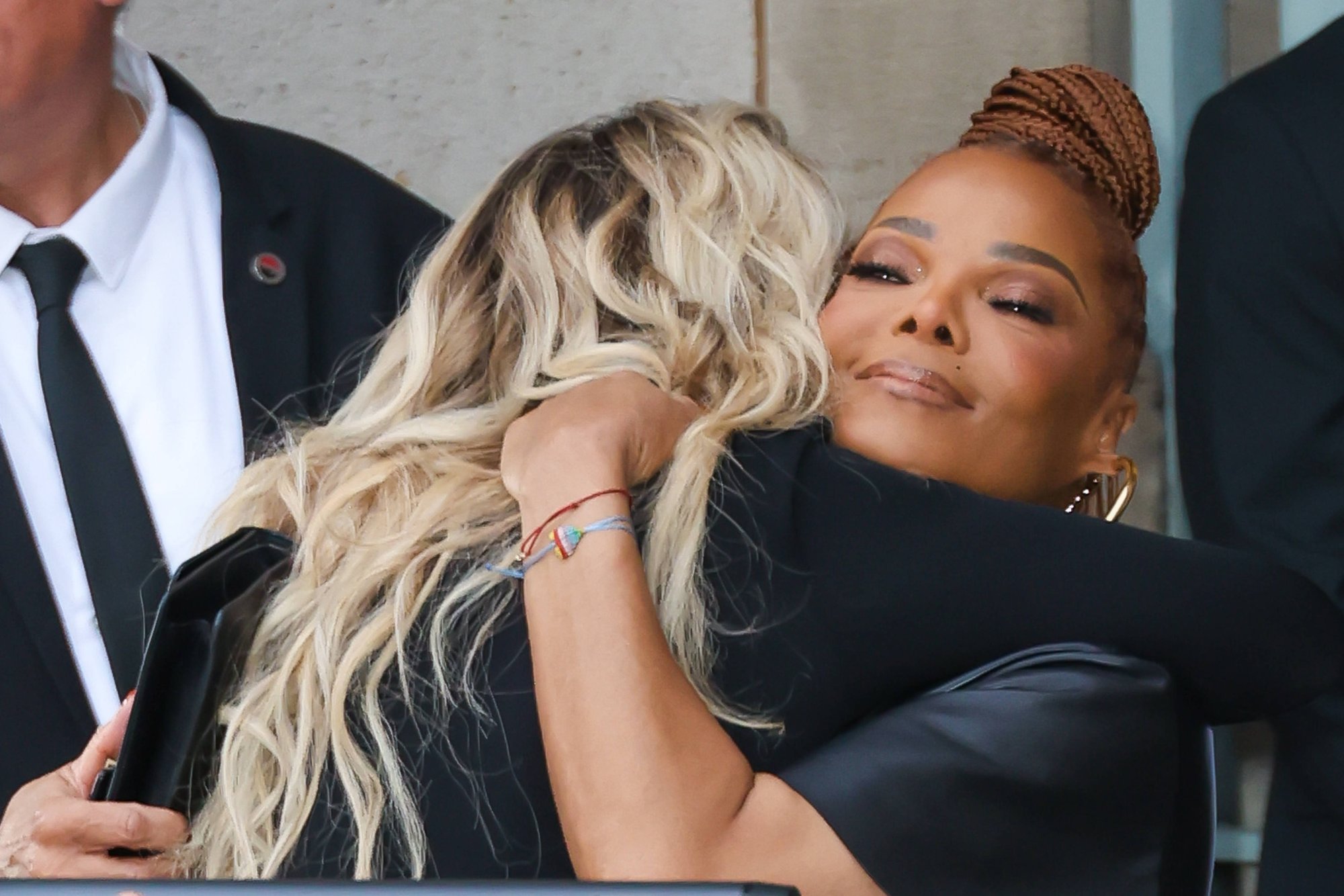 FOTO | Michael Jacksoni tütar ja õde on jahedad suhted unustanud: Paris ja Janet kallistasid Pariisi moenädalal