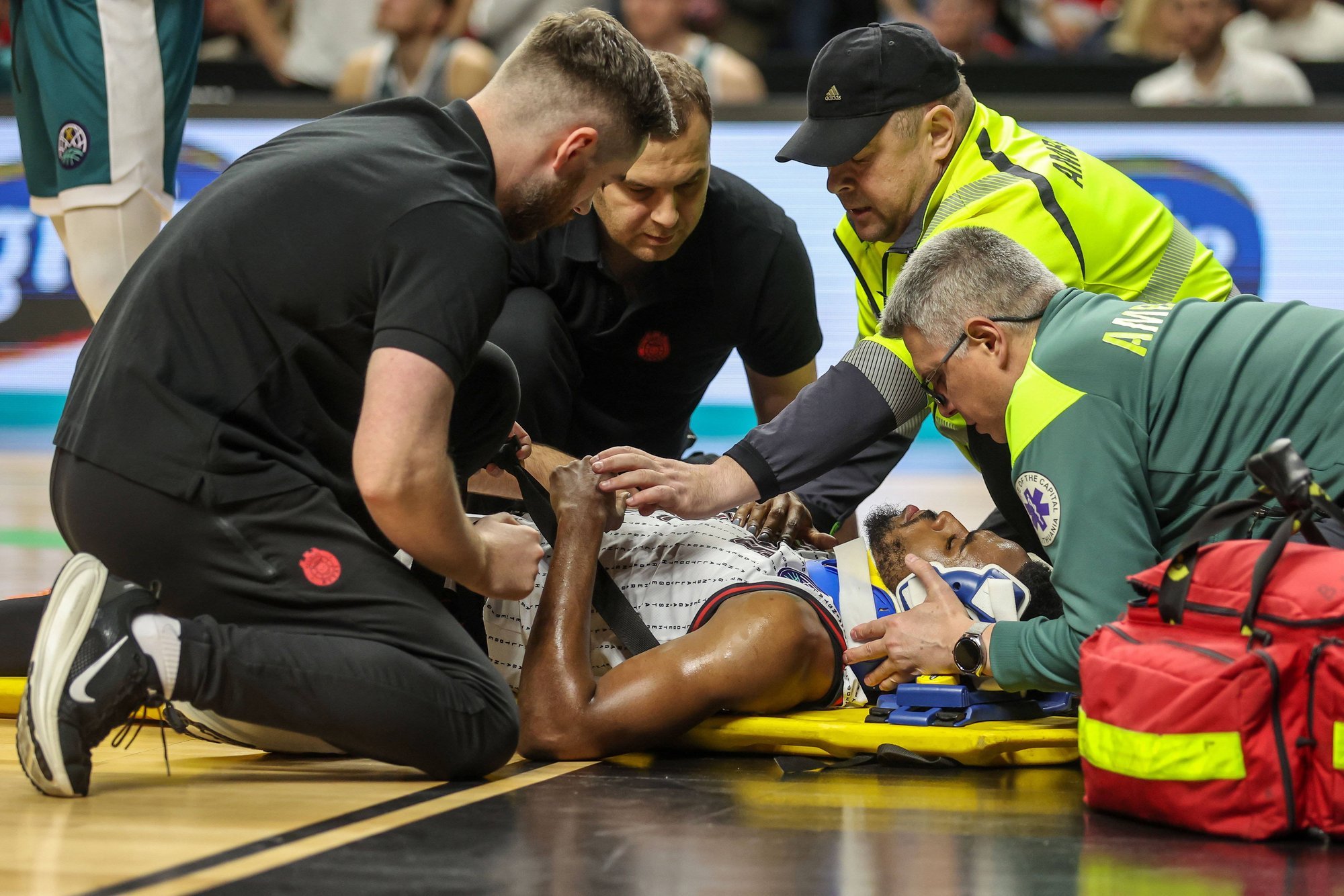 VIDEO | Eluohtlik kukkumine. Pealt pannud Vilniuse Rytase korvpallur lendas tagurpidi saltoga pea peale