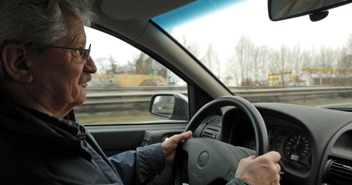 HELMEN KÜTT ⟩ Lõpetagem eakate autojuhtide kimbutamine