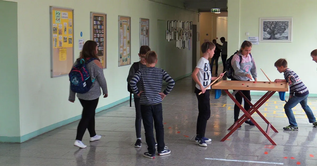 MART RANNUT ⟩ Kas õpilane võib vahetunnis vene keeles rääkida?