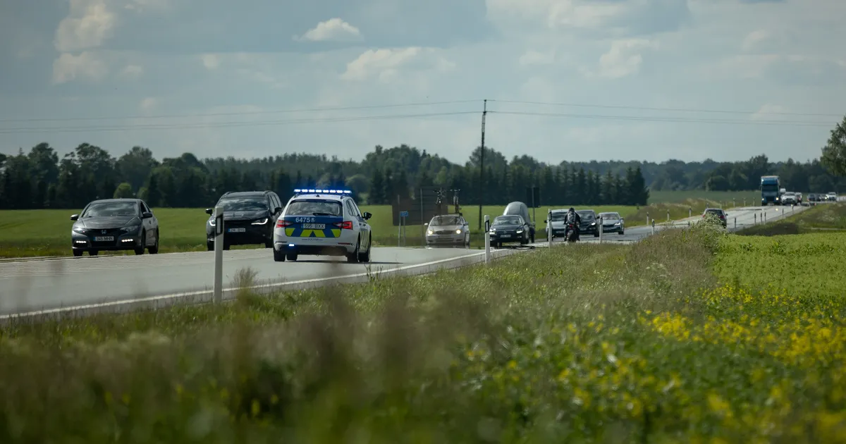 Maardus põrutasid teelt välja nii mootorratas kui ka seda peatanud politseimasin