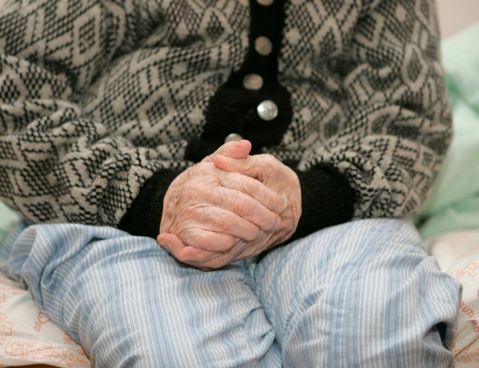 Süüdistus: Tallinna ametnik sai üksiku vanainimese testamendi võltsimisega endale korteri ja maatüki