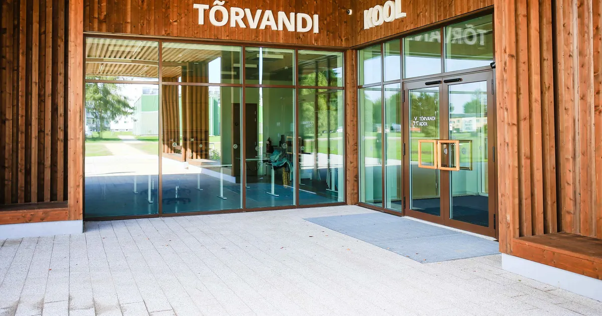 VANEMATE MURE ⟩ «Seintel praod sees ja puit pehkinud!» Tõrvandi uus koolimaja ilmutab juba kulumise märke?