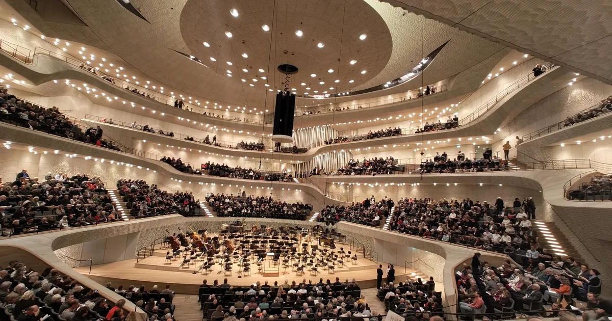 OTSEÜLEKANNE ⟩ Vaata, kuidas Eesti Festivaliorkester imelises Elbphilharmonie saalis Pärti esitab