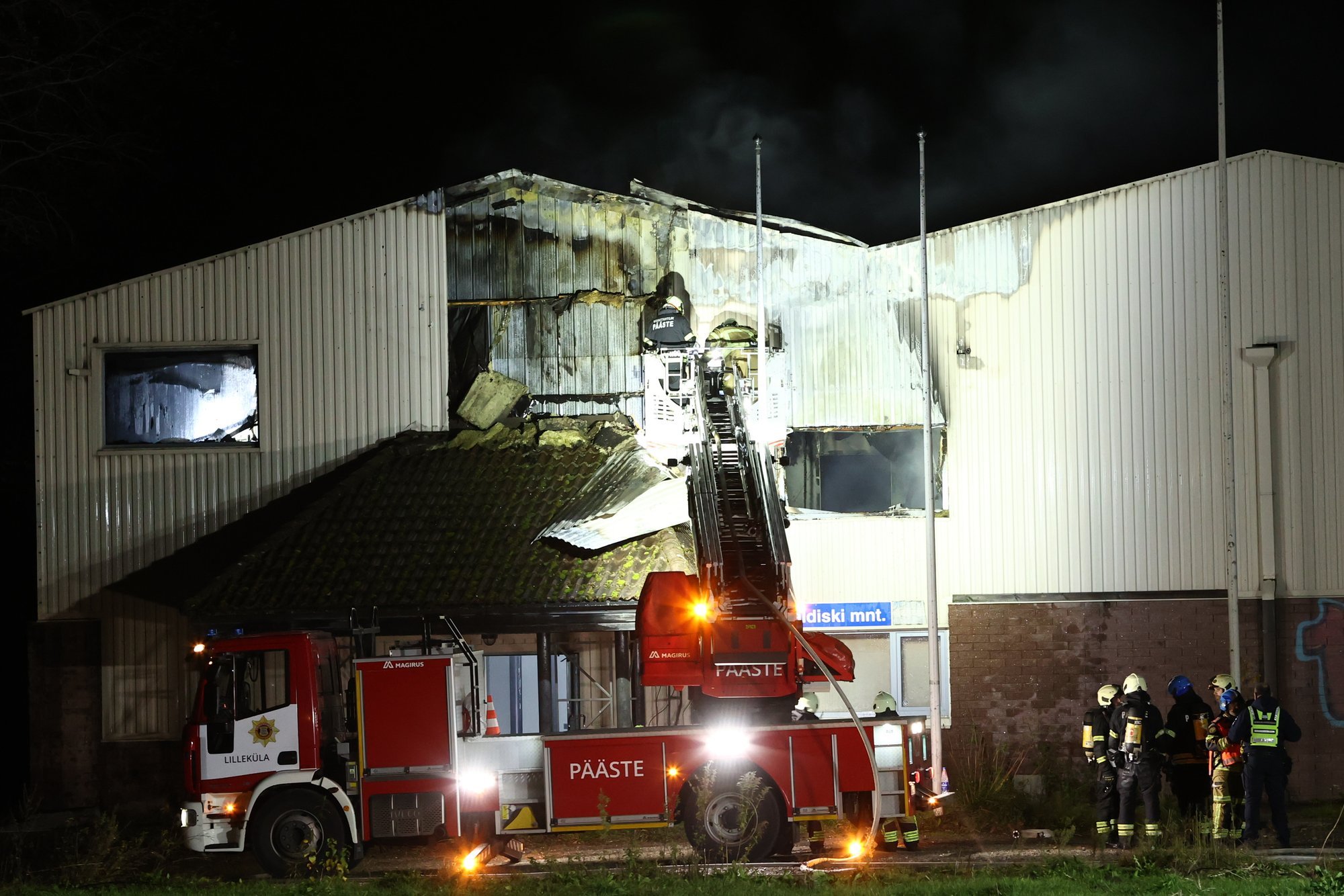 FOTOD | Tallinnas Haabersti linnaosas puhkes ärihoones tulekahju