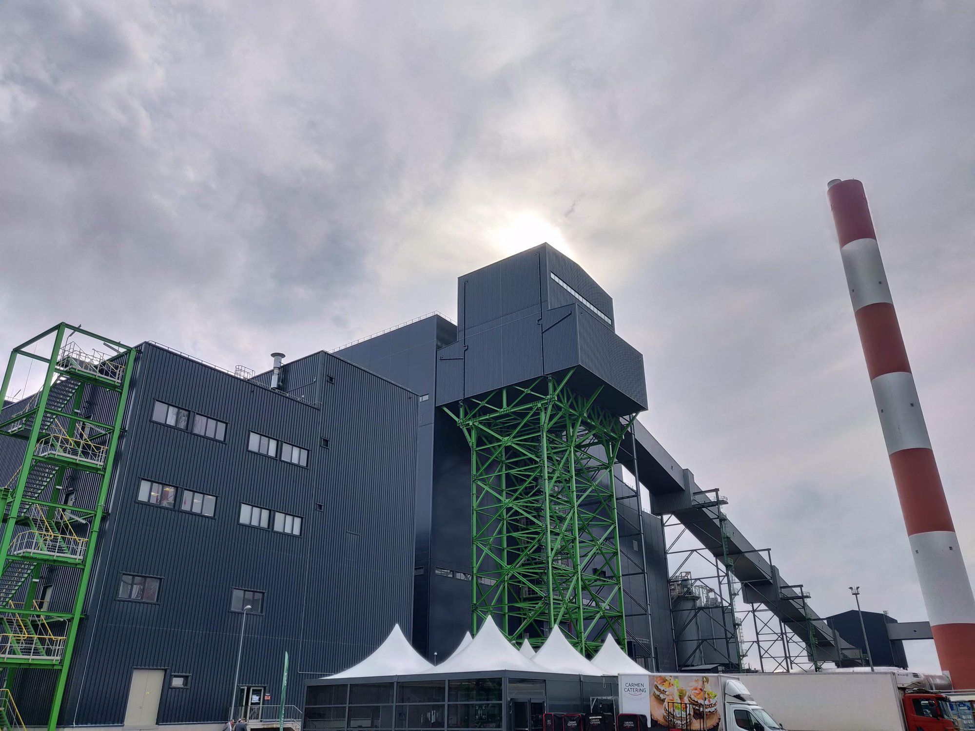 Auvere elektrijaama territooriumil suri veoautot juhtinud mees