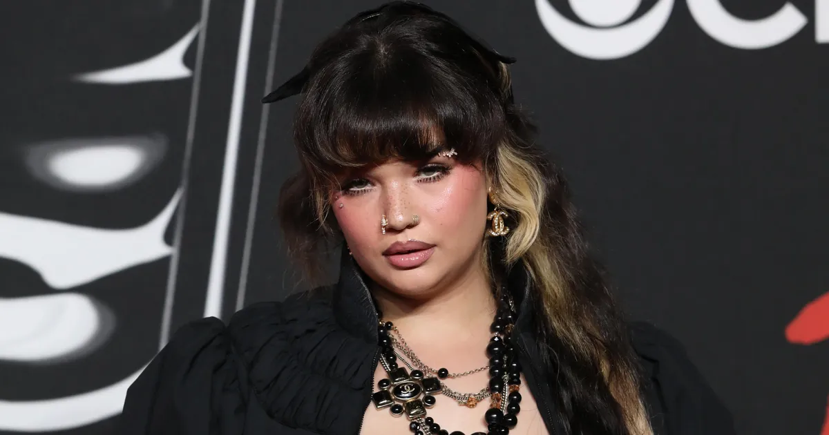 VIDEOD ⟩ Briti lauljatar Lola Young kukkus keset esinemist laval kokku