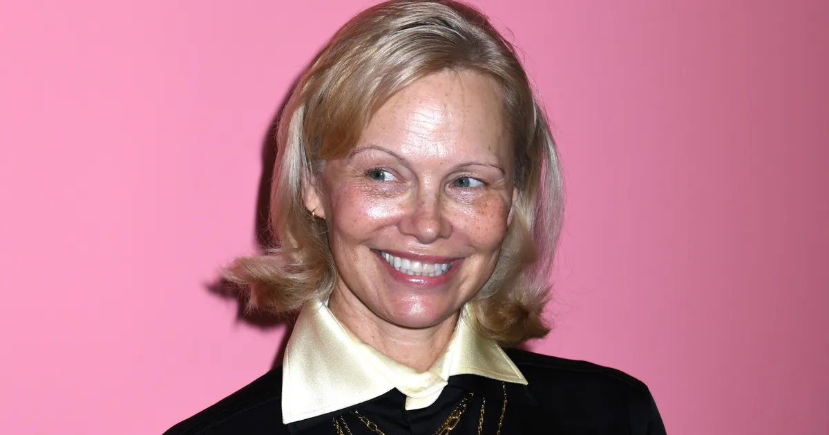 FOTOD ⟩ Pamela Anderson loobus oma ikoonilisest blondist välimusest ja rabab fänne uue mulletiga