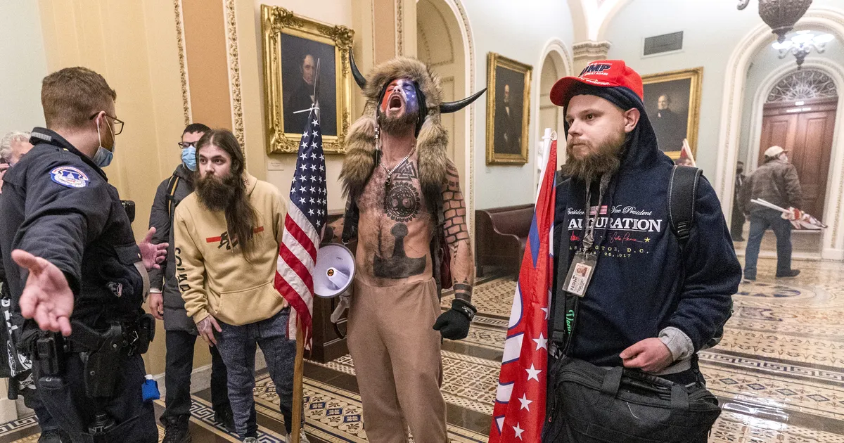 VIDEOD ⟩ End USA juhiks kuulutanud «šamaan» tahab kohtu kaudu saada 40 triljonit dollarit