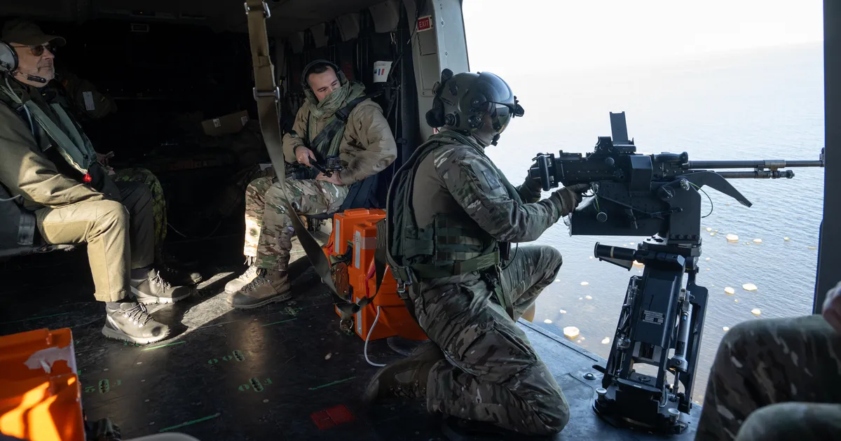 FOTOD ⟩ President Karis käis prantsuse lahingkopteriga lendamas