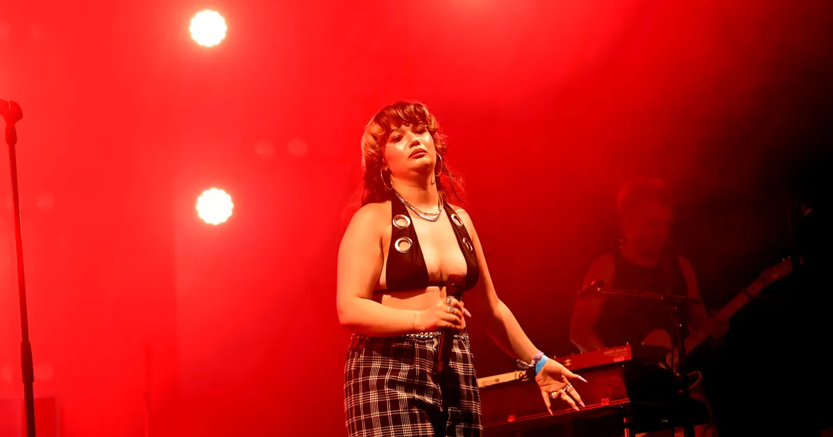 OKSENDAMISEST MINESTAMISENI ⟩ Fännid on noore Briti artisti Lola Youngi pärast tõsiselt mures