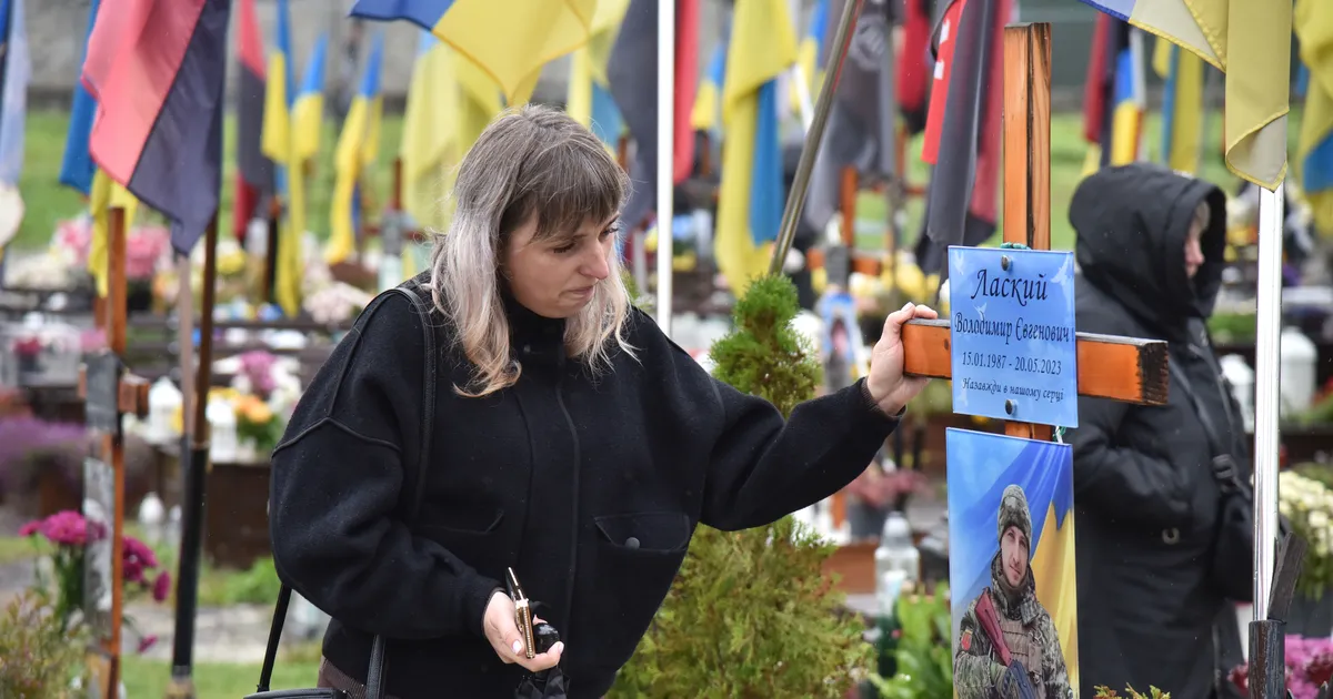FOTOD ⟩ Ukrainlased mälestasid oma hukkunud kangelasi, Ukraina kaitsjaid