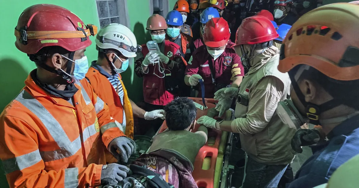 VIDEO ⟩ Indoneesias jäi kokkuvarisenud koolimaja rusude alla ligi 60 last