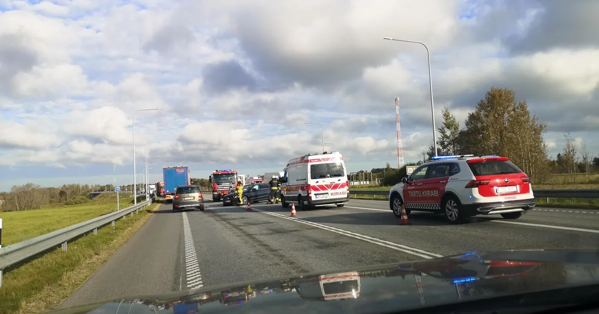 PILDID ⟩ Tallinna-Tartu maanteel Puurmanis juhtus raske liiklusõnnetus, üks sõidusuund on suletud