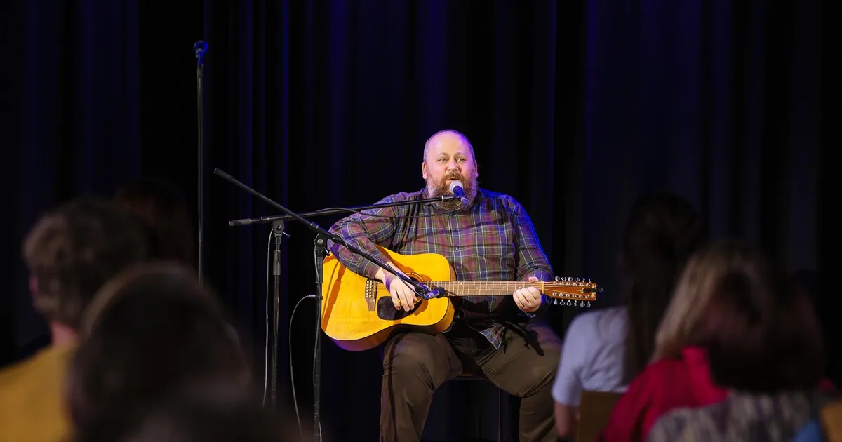 24 kirjanikku vallutavad maakonna raamatukogud