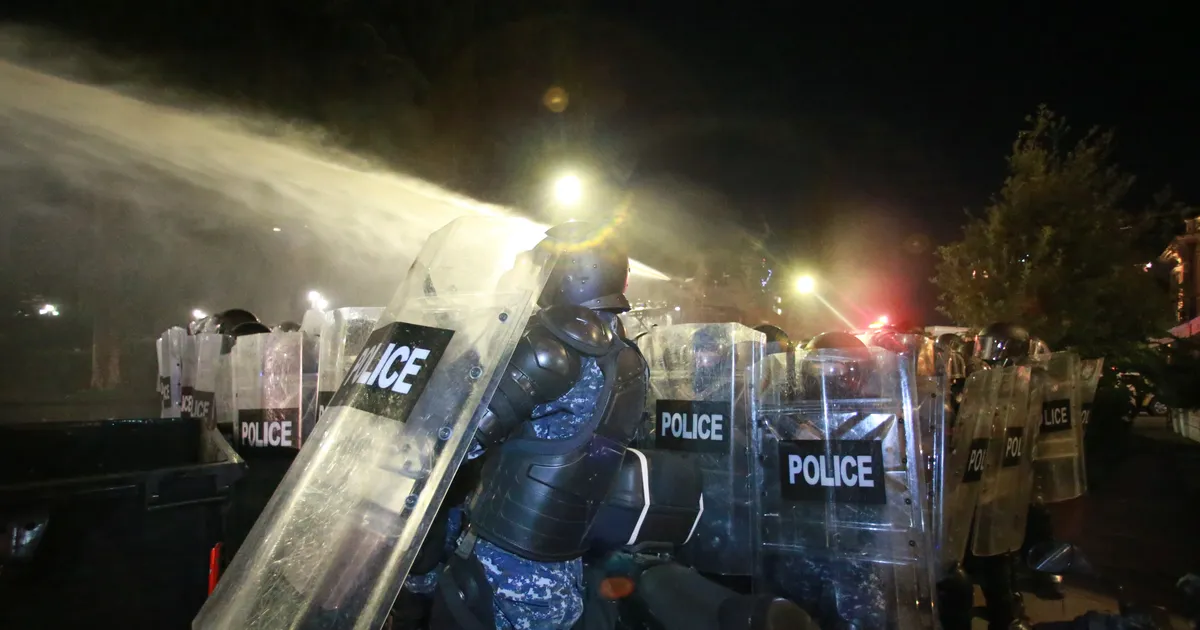 Gruusia meeleavaldajad püüdsid tungida presidendipaleesse