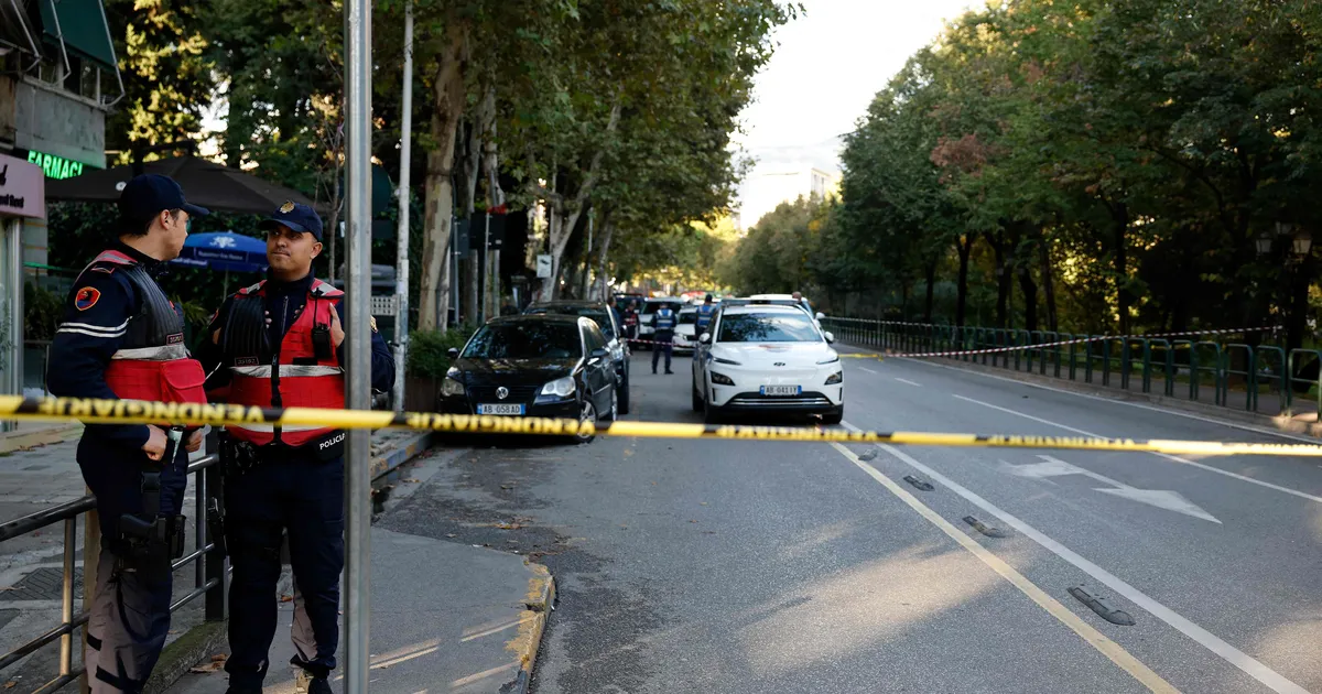 Albaanias lasi kohtualune kohtusaalis kohtuniku maha