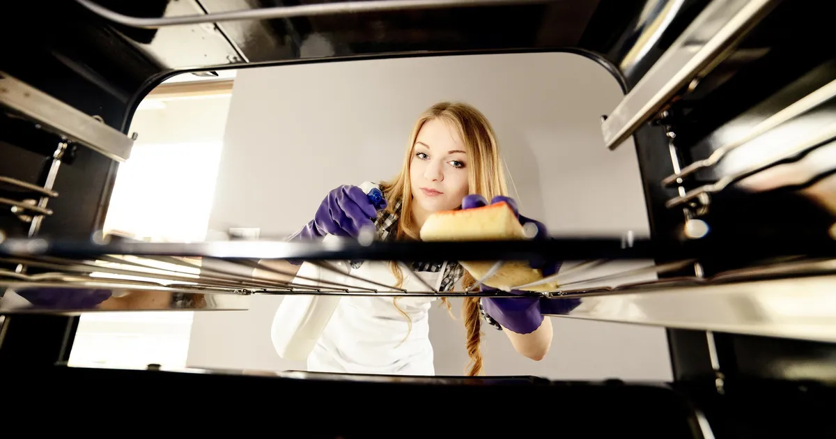 ILU PEITUB LIHTSUSES ⟩ Ahjupuhastuse nipid, millega muudad oma elu kordi kergemaks