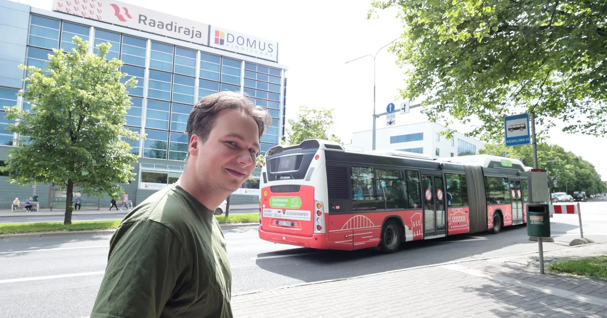 Nagin Tartu noortevolikogus. Kolm liiget kangutavad viimasel istungil esimeest kohalt