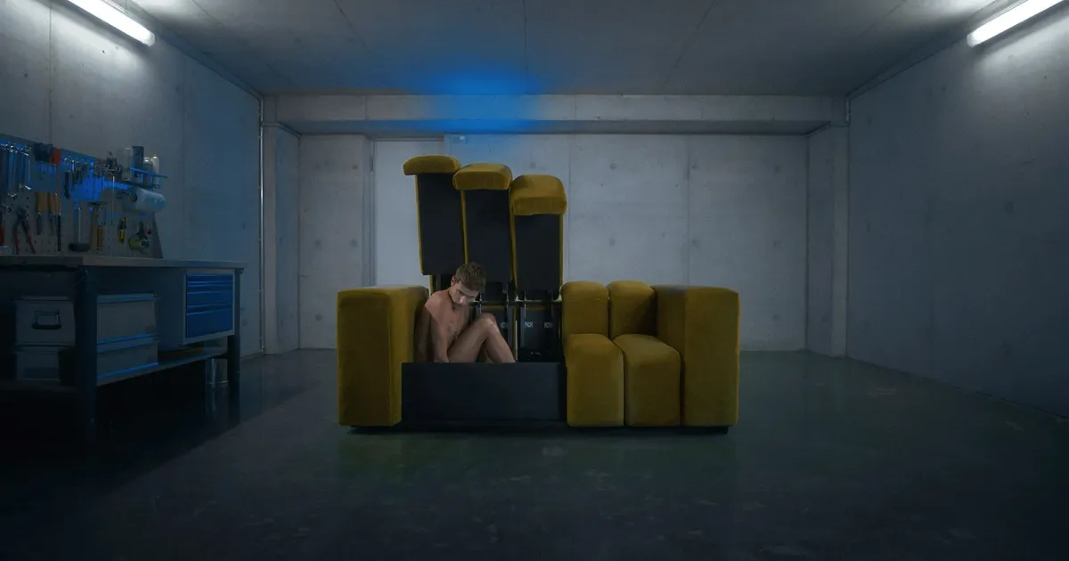 KÕHE TÕSILUGU ⟩ Mees tungis diivani sisse peitunult võõraste kodudesse ja hakkas salaja filmima