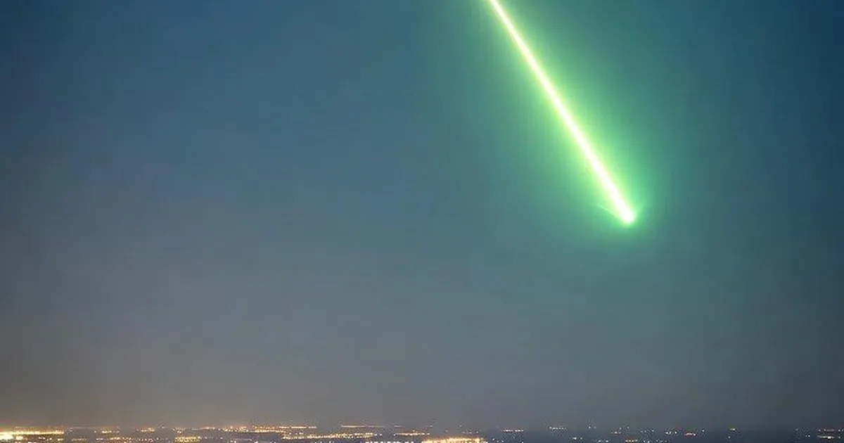 Roheline sähvatus Inglismaa taevas: kaadrisse jäi haruldane tulekera