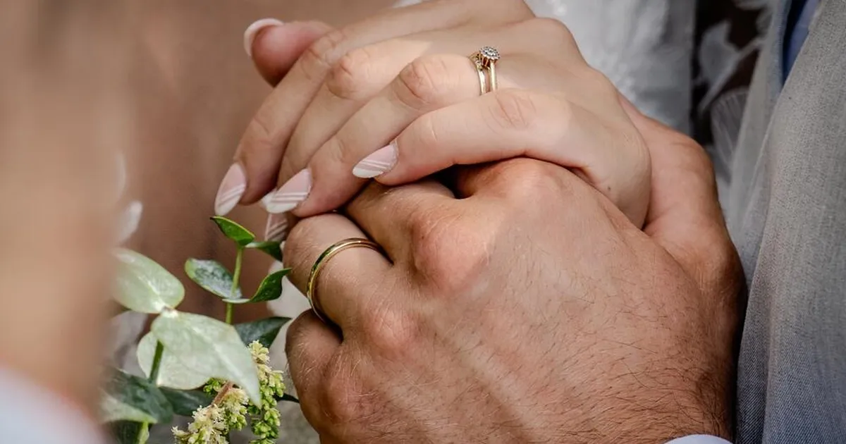 Siiami kaksik Carmen jagab oma esimesel pulma-aastapäeval meeleolukaid fotosid ja lükkab ümber kuulujutud