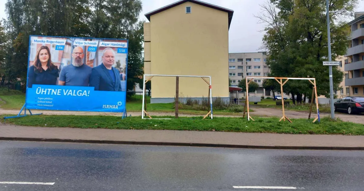 FOTOD ⟩ «Vahest kellelgi oli tapeeti vaja?» Valgas lõhuti tee ääres seisnud valimisplakatid