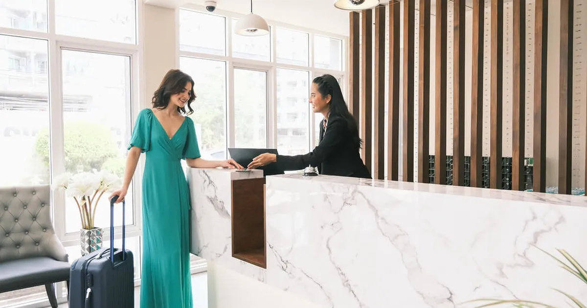 OMA TUBA, OMA LUBA ⟩ «Su kohver on nii kerge, et võid seda ise kanda!» Mõni öömaja paneb samal ajal naerma ja ahastama