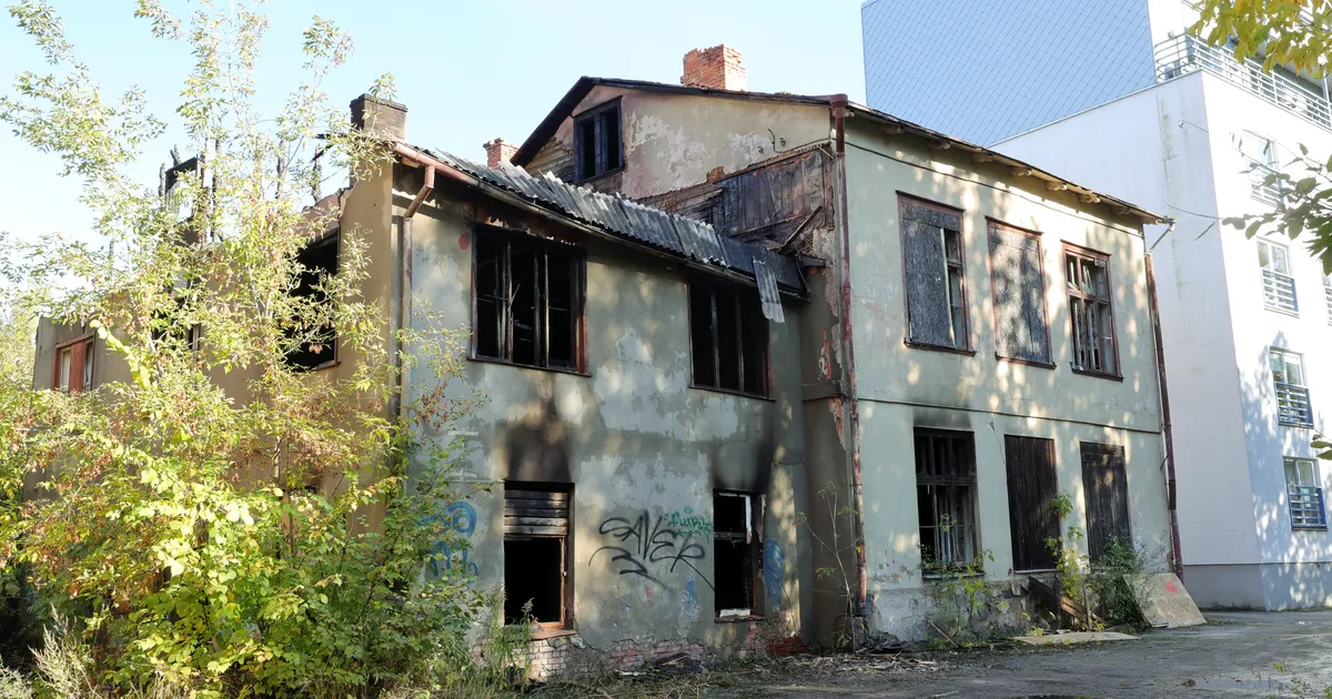 PILDID ⟩ Tartus Ülejõel leegitses öösel varemgi põlenud mahajäetud veterinaarkliinik