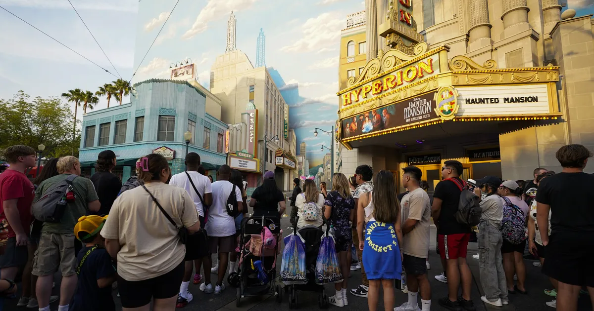 Disneylandis hukkus kõhedale Halloweeni-sõidule läinud naine