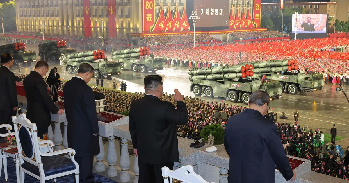 Medvedevi seltsiks kutsunud Kim uhkustas paraadil uue ballistilise raketiga