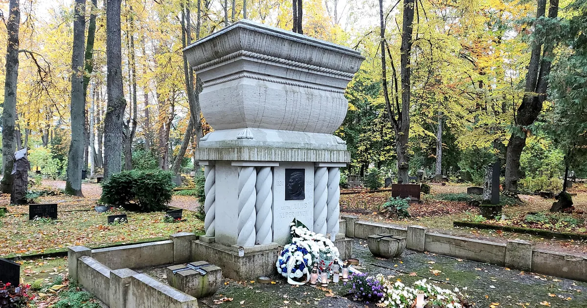 Julius Kuperjanovi hauasamba avamisele 100 aastat tagasi liikus kilomeetrine rongkäik