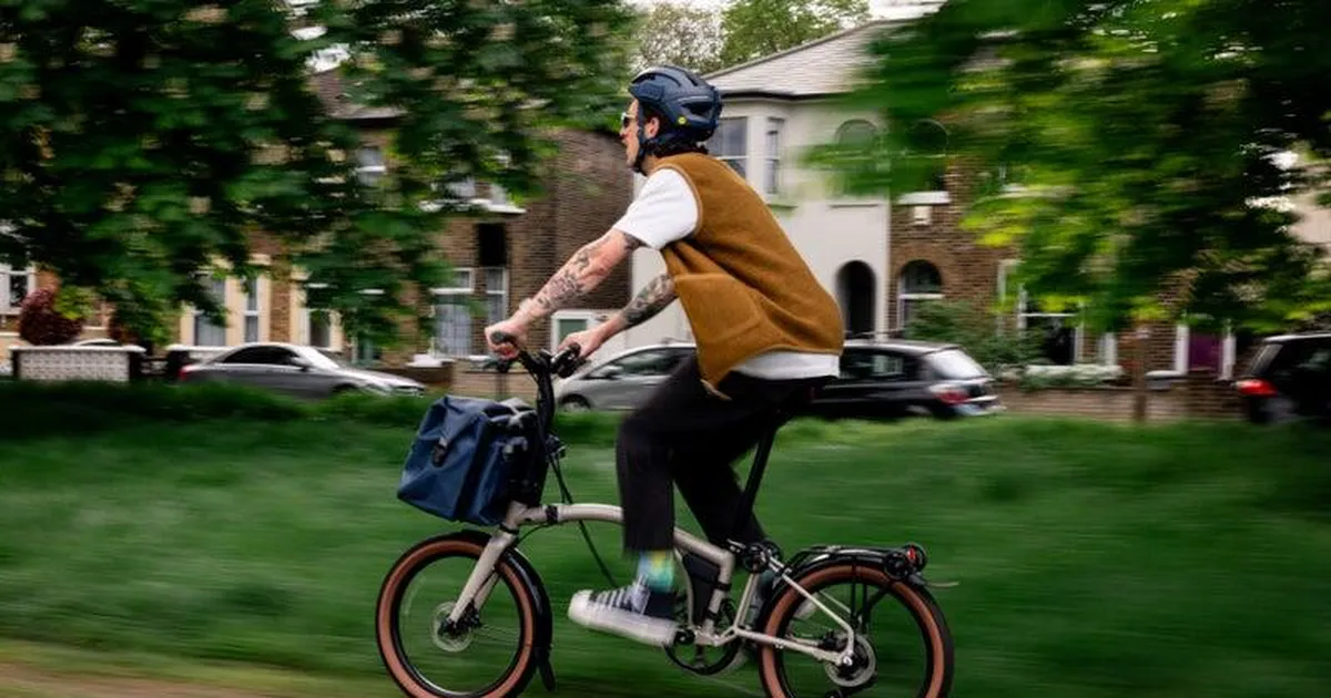 VAATA KA HINDA ⟩ Briti rattalegend murrab raamidest välja: see uus kokkupandav elektriratas kulgeb igal maastikul