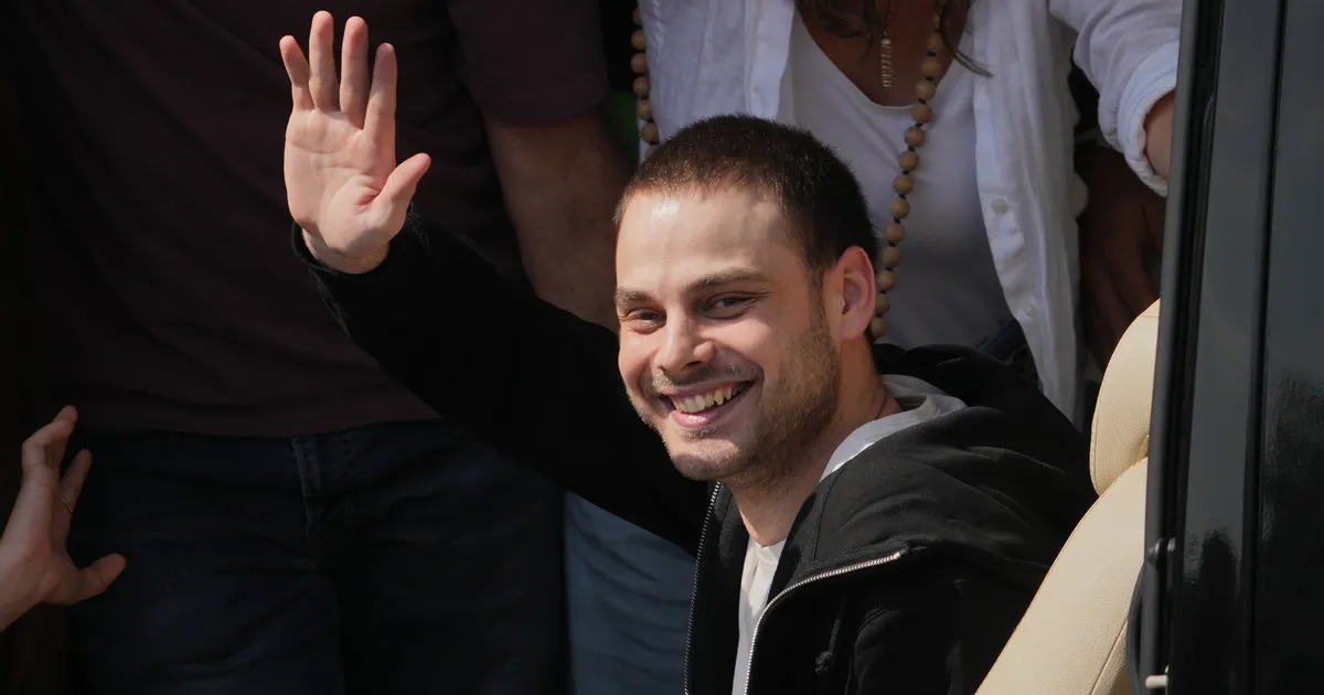 VIDEO ⟩ Näljasurmast pääsenud Hamasi pantvang võeti vastu rõõmuhõisete ja klaverimänguga