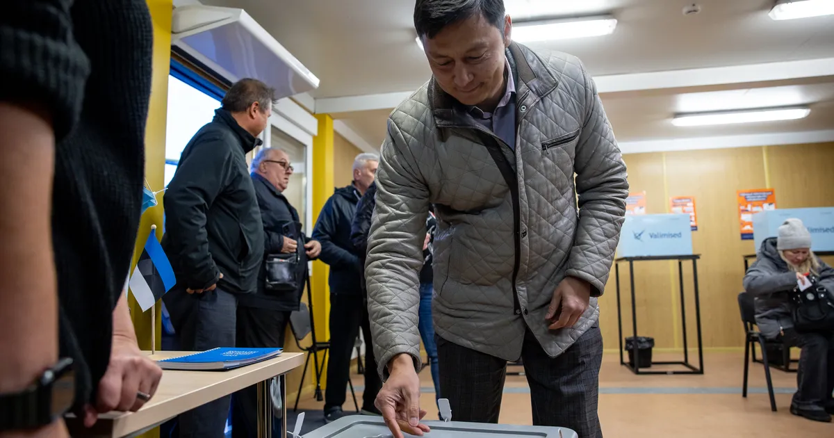 FOTOD ⟩ Kampaaniatelgist valimisjaoskonda: Keskerakonna esimees andis valimistel oma hääle Lasnamäel