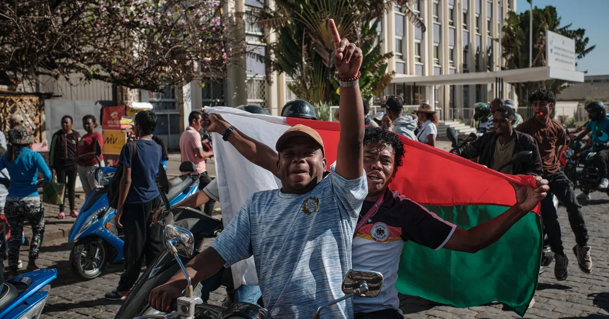 Madagaskari noored protestijad sundisid presidendi väidetavalt riigist lahkuma