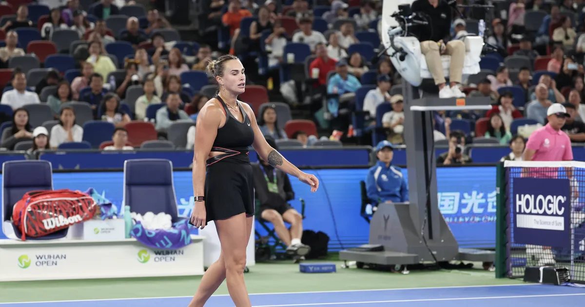 VIDEO ⟩ Sabalenka virutas reketi täiest jõust käest. Vedas, et pallipoiss pihta ei saanud