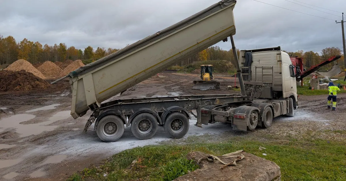 Tartu külje all jäi veoauto kõrgepingeliini kinni, Jõgeva lähistel põles kelder