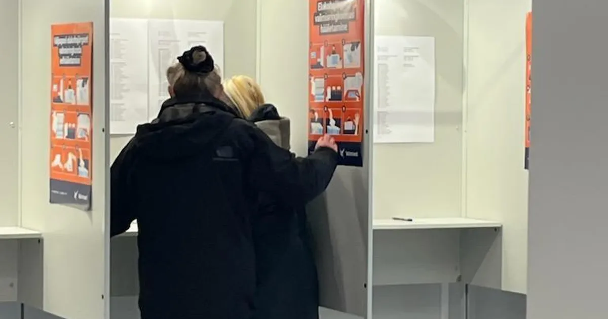 FOTOD ⟩ Keskerakondlane käis valijaga valimiskabiinis juhtnööre jagamas