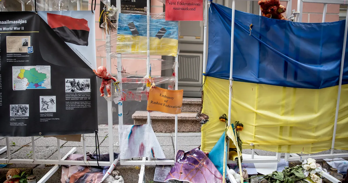 Venemeelne erakond Koos levitab vaenu Vene saatkonna ette püstitatud solidaarsusseina vastu