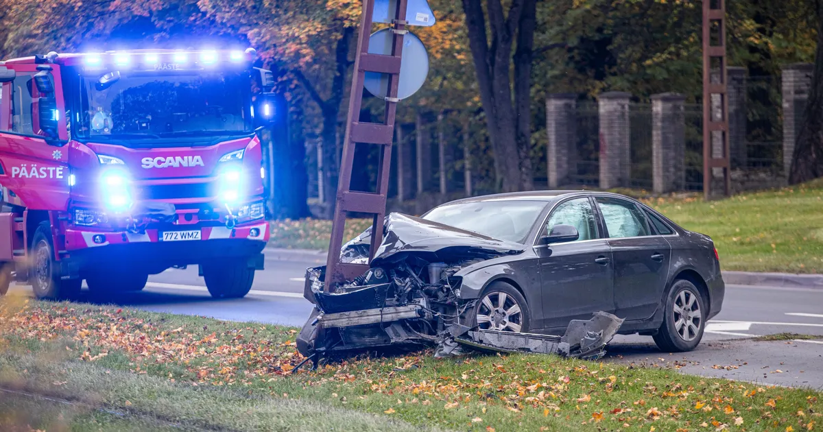 FOTOD ⟩ Sõiduauto põrutas Koplis vastu posti