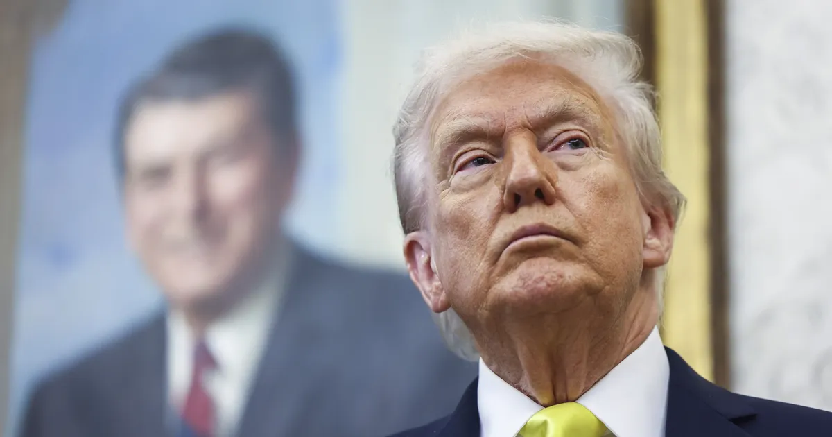 VAATA ⟩ Donald Trump postitas tehisintellekti abil loodud video, kus ta ründab inimesi pruuni vedelikuga