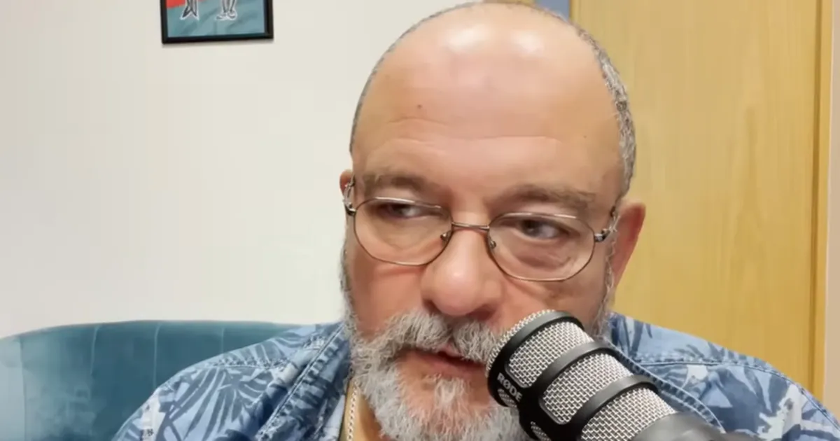 EETILINE VÕI MITTE? ⟩ Kogenud Narva poliitik esitleb valimisjaoskonnaga samas majas oma vanu raamatuid